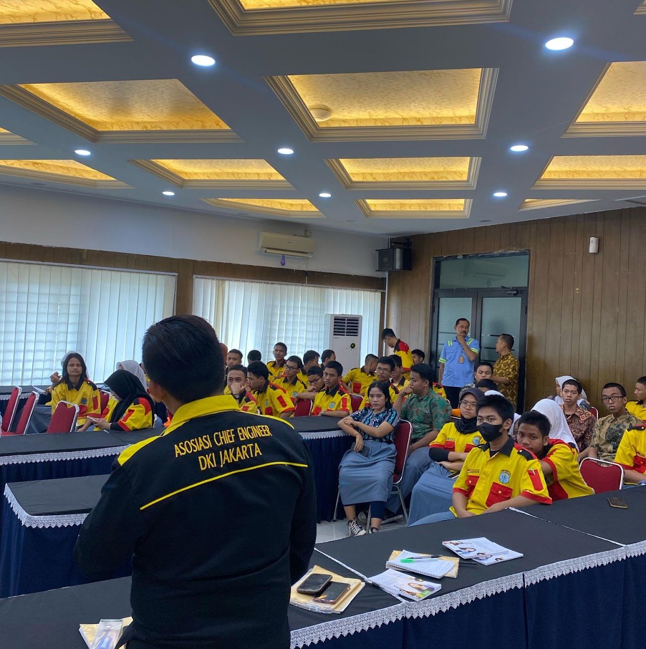"Pendidikan Karakter dan Kesiapan Teknis di Dunia Kerja" .